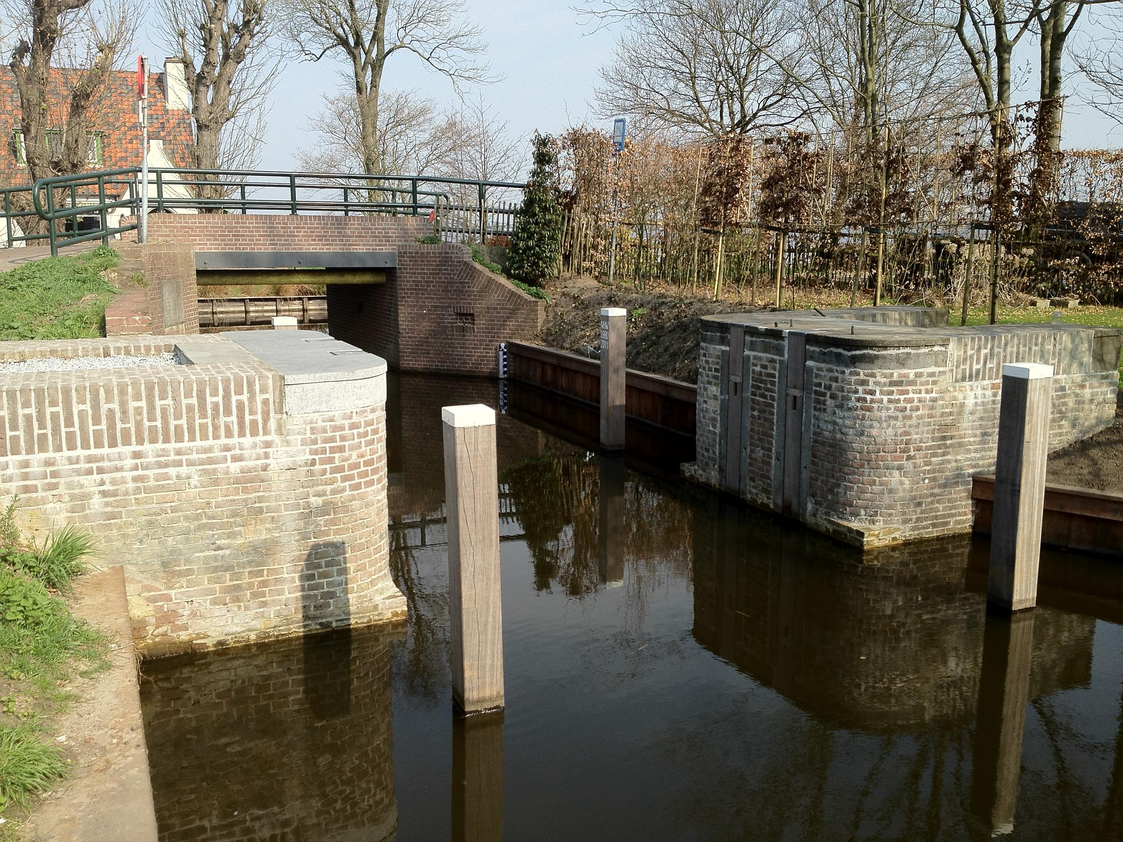 Restauratie sluisje te Tienhoven