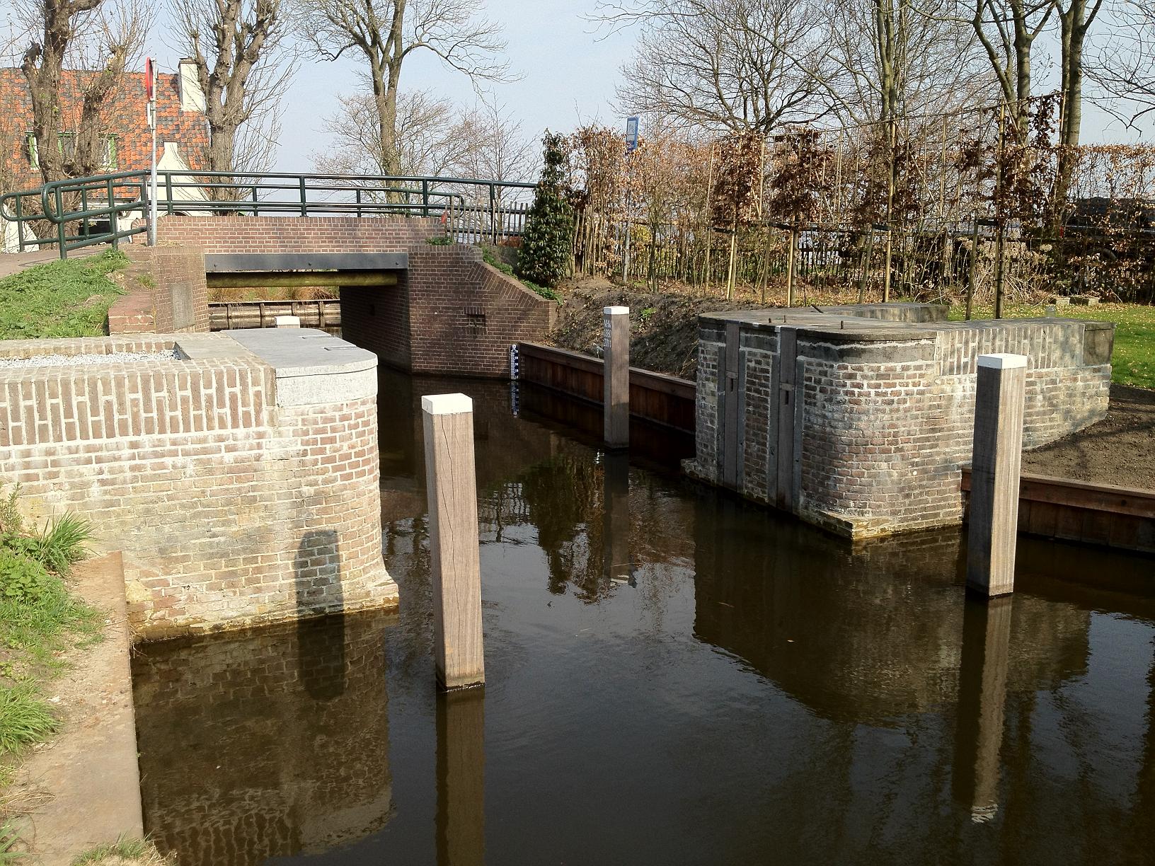 Restauratie sluisje te Tienhoven